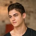 Fotoğraf Hero Fiennes Tiffin
