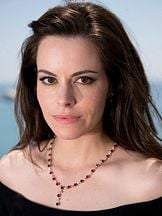 Emily Hampshire'un fotoğrafi