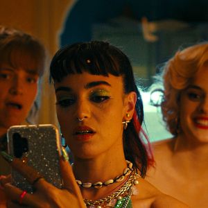 Fotoğraf Balkondaki Kadınlar