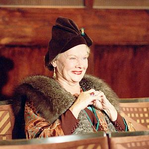 Fotoğraf Mrs. Henderson Presents