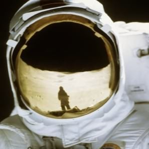 Fotoğraf From the Earth to the Moon