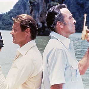 Fotoğraf Altın Tabancalı Adam