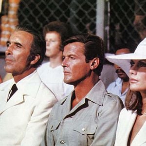 Fotoğraf Altın Tabancalı Adam