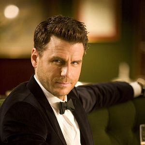 Fotoğraf Above Suspicion