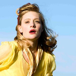 Fotoğraf Romola Garai