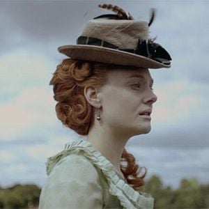 Fotoğraf The Crimson Petal and The White