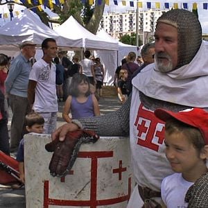 Fotoğraf Mains Brunes sur la ville