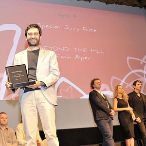 Fotoğraf Tepenin Ardı