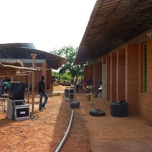 Fotoğraf Knistern der Zeit - Christoph Schlingensief und sein Operndorf in Burkina Faso