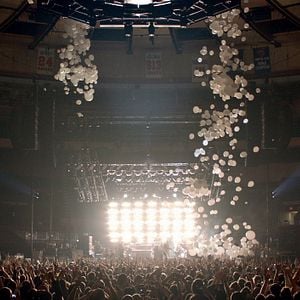 Fotoğraf Shut Up And Play The Hits