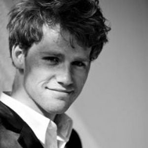 Fotoğraf Cyron Melville