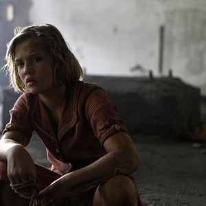 Fotoğraf Savaşın Gölgesinde