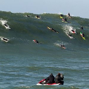 Fotoğraf Dalgaların Peşinde
