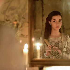 Fotoğraf Adelaide Kane