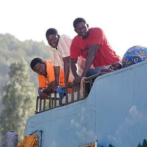 Fotoğraf Sağ Salim 2: Sil Baştan