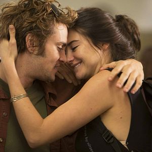 Fotoğraf Karda Bir Beyaz Kuş