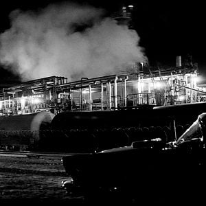 Fotoğraf Gece Yarısı Sokakta Tek Başına Bir Kız