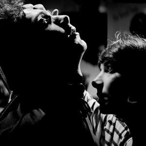 Fotoğraf Gece Yarısı Sokakta Tek Başına Bir Kız