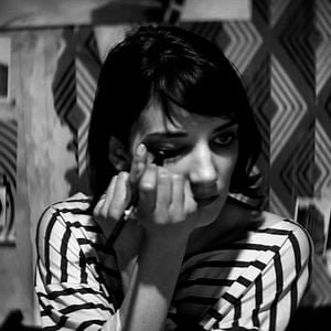 Fotoğraf Gece Yarısı Sokakta Tek Başına Bir Kız