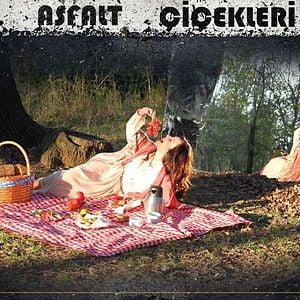 Fotoğraf Asfalt Çiçekleri