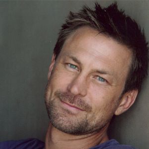 Fotoğraf Grant Bowler