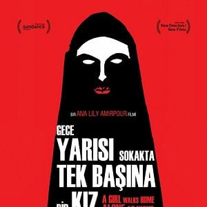 Fotoğraf Gece Yarısı Sokakta Tek Başına Bir Kız