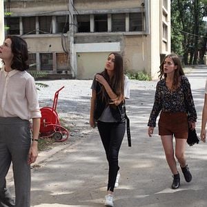 Fotoğraf Tatlı Küçük Yalancılar