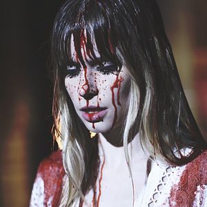 Fotoğraf Carlson Young