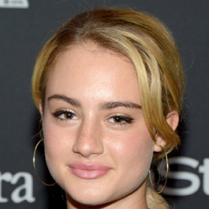 Fotoğraf Grace Van Patten