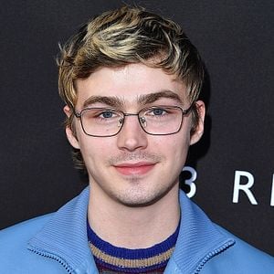 Fotoğraf Miles Heizer