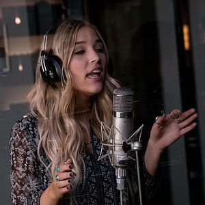 Fotoğraf Clare Bowen