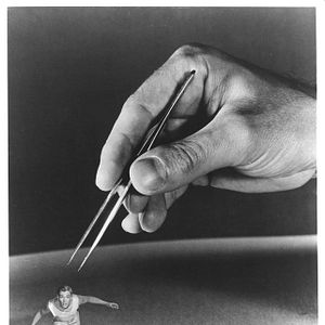 Fotoğraf Kendi Kendine Küçülen Adam