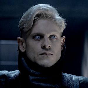 Fotoğraf Iwan Rheon