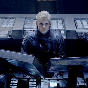 Fotoğraf Iwan Rheon