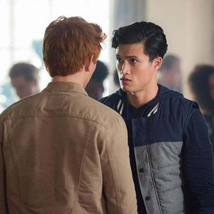 Fotoğraf Charles Melton