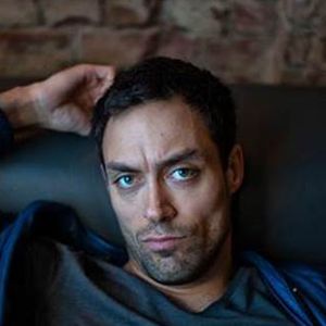 Fotoğraf Alex Hassell