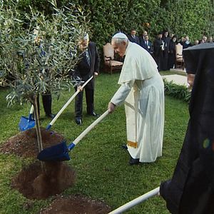 Fotoğraf Pope Francis - A Man of His Word