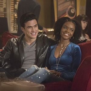 Fotoğraf Charles Melton