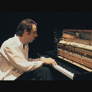 Fotoğraf Shut Up And Play The Piano