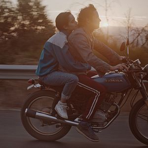 Fotoğraf Tarde Para Morir Joven