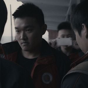 Fotoğraf Öylece Oturan Bir Fil