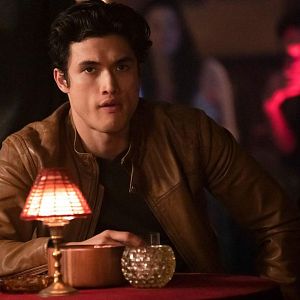 Fotoğraf Charles Melton