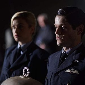 Fotoğraf Iwan Rheon