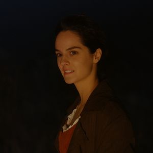 Fotoğraf Alev Almış Bir Genç Kızın Portresi