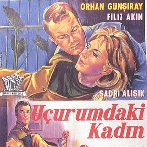 Fotoğraf Uçurumdaki Kadın