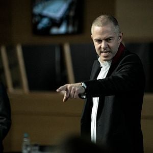 Fotoğraf Adults in the Room