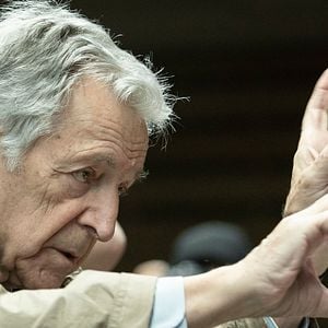 Fotoğraf Adults in the Room