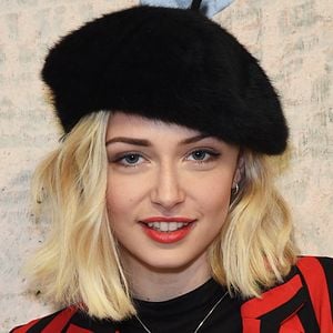 Fotoğraf Sophie Simnett