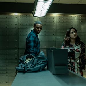 Fotoğraf Dangerous Lies