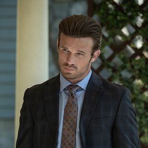 Fotoğraf Dangerous Lies